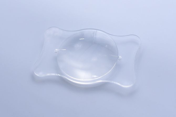 Esta lente de goma de silicona de grado óptico se utiliza para simular diferentes distancias focales para los ojos.